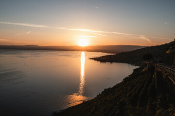 Fototapeta na wymiar coucher du soleil sur le lac Léman depuis la riviera vaudoise