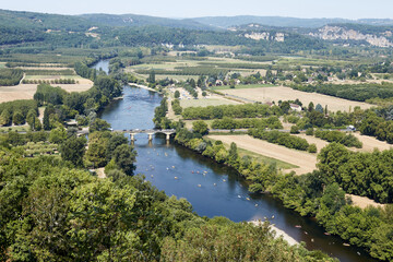 paysage de rivière en Dordogne avec des kayaks
