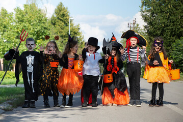 Kids trick or treat. Halloween fun for children.

 - obrazy, fototapety, plakaty