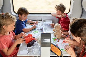 Le loisir créatif des enfants pendant le voyage en train - obrazy, fototapety, plakaty