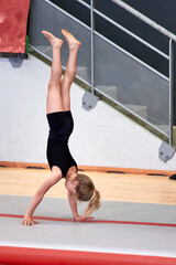 jeune fille de 10 ans réalisant un équilibre en gymnastique