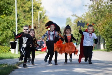 Obraz premium Happy group of kids on Halloween 