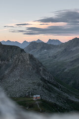Alpenhütte im Morgenlicht