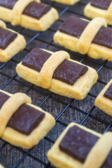 chocolate stick cookies, is one of the pastries, made of various ingredients such as margarine, chocolate, egg yolks and other ingredients, cooked by baking