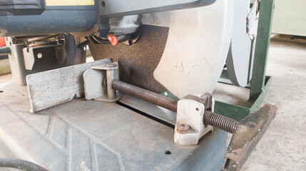 Operation of the cutting wheel machine to cut iron, use personal protective equipment before operating.