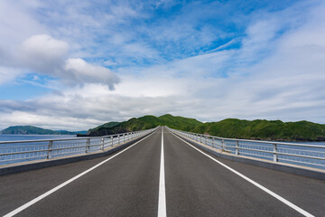 大橋へと続く道 © Yusei