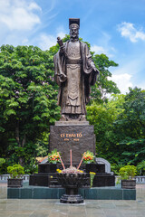 Obraz premium Statue of King Ly Thai To in Hanoi capital, Vietnam. He ascended the throne, founded the Ly dynasty.