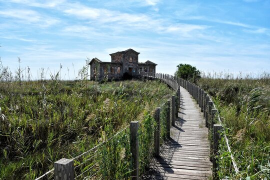 Camino de madera hasta un antiguo mirador, mirador del semafor 
