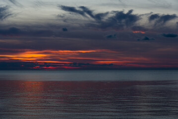 Fototapeta na wymiar coucher de soleil sur la mer méditerranée en hiver. Coucher de soleil à Six-fours-les-plages. Paysage de lever de soleil