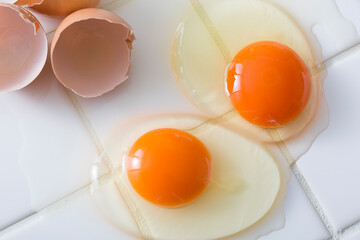キッチンの白タイルで卵を俯瞰撮影、　卵料理の背景のイメージ