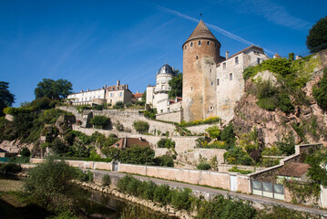 Fototapeta na wymiar La ville de Semur-en-Auxois. Une tour médiévale dans une ville française. Une vielle ville en Bourgogne.