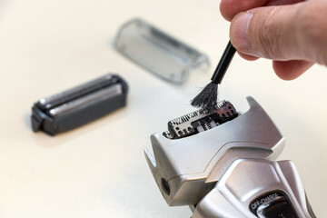 電気シェーバーを分解して掃除する