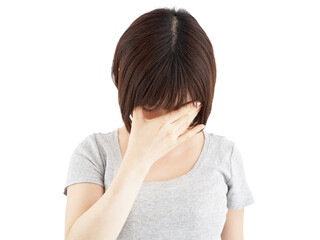 Fototapeta premium 白背景で痛む目を押さえる女性 
