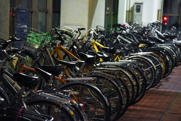 夜の駐輪場イメージ