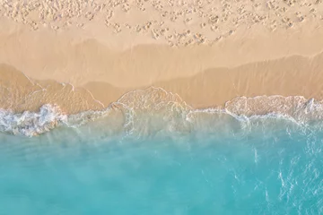 Fototapeten Sommermeerblick schöne Wellen, blaues Meerwasser an sonnigen Tagen. Drohnenansicht von oben. Luftaufnahme des Meeres, erstaunlicher tropischer Naturhintergrund. Schöne helle Meereswellen surfen auf hellem mediterranem Strandsand © icemanphotos