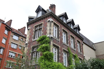 Fototapeta na wymiar Bâtiment typique, vue de l'extérieur, ville de Rouen, département de la Seine Maritime, France