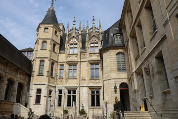 Fototapeta na wymiar Bâtiment typique, vue de l'extérieur, ville de Rouen, département de la Seine Maritime, France
