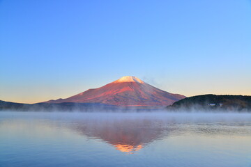 Fototapeta na wymiar 紅富士山と山中湖 