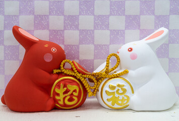 ピンクの市松背景の卯年干支年賀状
