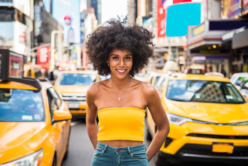 Beautiful afro-american woman walking in New York - Young black female adult tourist in Manhattan, USA - obrazy, fototapety, plakaty