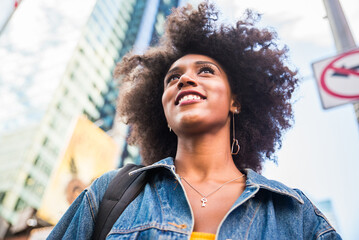 Beautiful afro-american woman walking in New York - Young black female adult tourist in Manhattan, USA - obrazy, fototapety, plakaty
