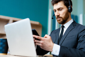 Handsome corporate businessman with suit portait - Adult entrepreneur with elegant formal suit working in the office