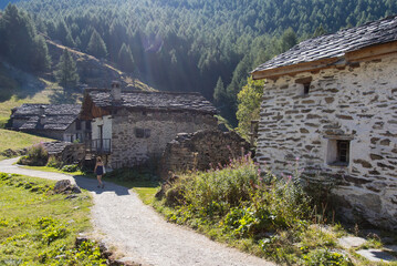 village classé du Monal à Sainte Foy en Tarentaise en savoie, un village montagnard avec ses chalets anciens