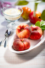 Frisches Obst mit Joghurt im Glas auf weissem Tisch