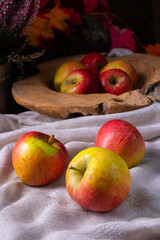 Fototapeta na wymiar Freshly picked apples in a fruit bowl