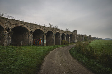 Fototapeta na wymiar historische Eisenbahnbrücke Ruine aus ziegelsteinen und stahl im 2. weltkrieg zerstört