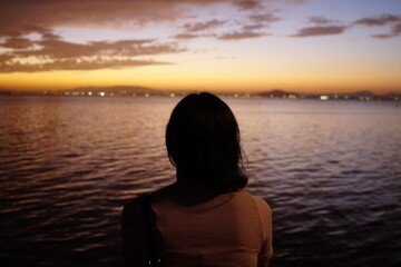 Chica mirando el horizonte