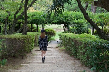 庭園を歩く女性