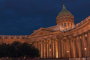 Obraz premium A low angle shot of a tree in front of the Kazan Cathedral against the sky at summer night