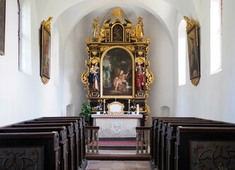 Altar und Sitzbänke in einer kleinen Kapelle