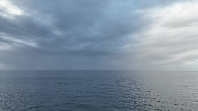 vista de la playa en un d&iacute;a gris cuando se acerca la tempestad