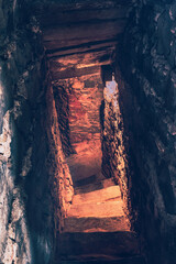 Blick in den Keller. Eine Treppe führt nach unten in eine dunkle Kammer. Katakomben und...