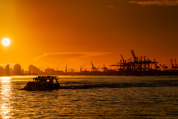 Blick über die Elbe auf den Hafen von Hamburg