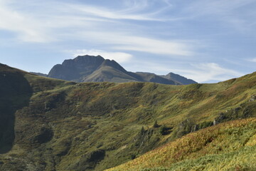 Fototapeta na wymiar paysage de montagne au Col de Port en Ariège avec le versant d'une montagne