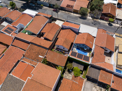 Foto aérea da cidade de Campinas, uma mistura de cidade e campo, em São Paulo, Brasil