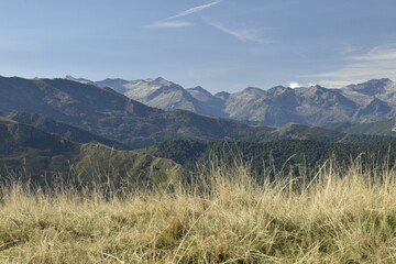 Obraz premium paysage de montagne au Col de port en Ariège le premier jour d'automne