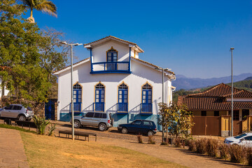 Fototapeta na wymiar Partial view of typical houses in the city of Santa Bárbara