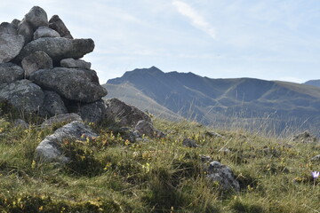 paysage de montagne avec un cairn en premier plan