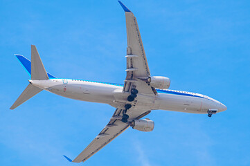 Obraz premium 春日公園上空を飛行する旅客機