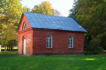 Fototapeta na wymiar old red barn