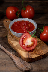 Nachaufnahme einer Schale mit passierten Tomaten