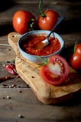 Nachaufnahme einer Schale mit passierten Tomaten