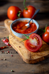 Nachaufnahme einer Schale mit passierten Tomaten
