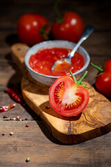 Nachaufnahme einer Schale mit passierten Tomaten