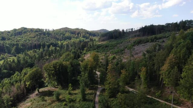 Mittelgebirge Teutoburger Wald in Nordrhein-Westfalen  im Nieders&auml;chsischen Bergland Luftaufnahme Bielefeld