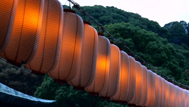 毎年8月に靜岡縣護國神社で行われる万灯みたま祭で灯されるたくさんのちょうちん